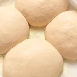Römischer Pizzateig: Original Rezept für knusprige Pizza Pizzateigling