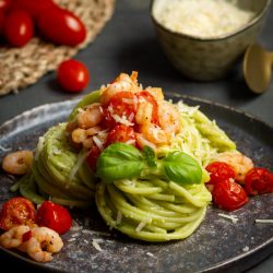 Pasta mit Garnelen und Avocado-Pesto