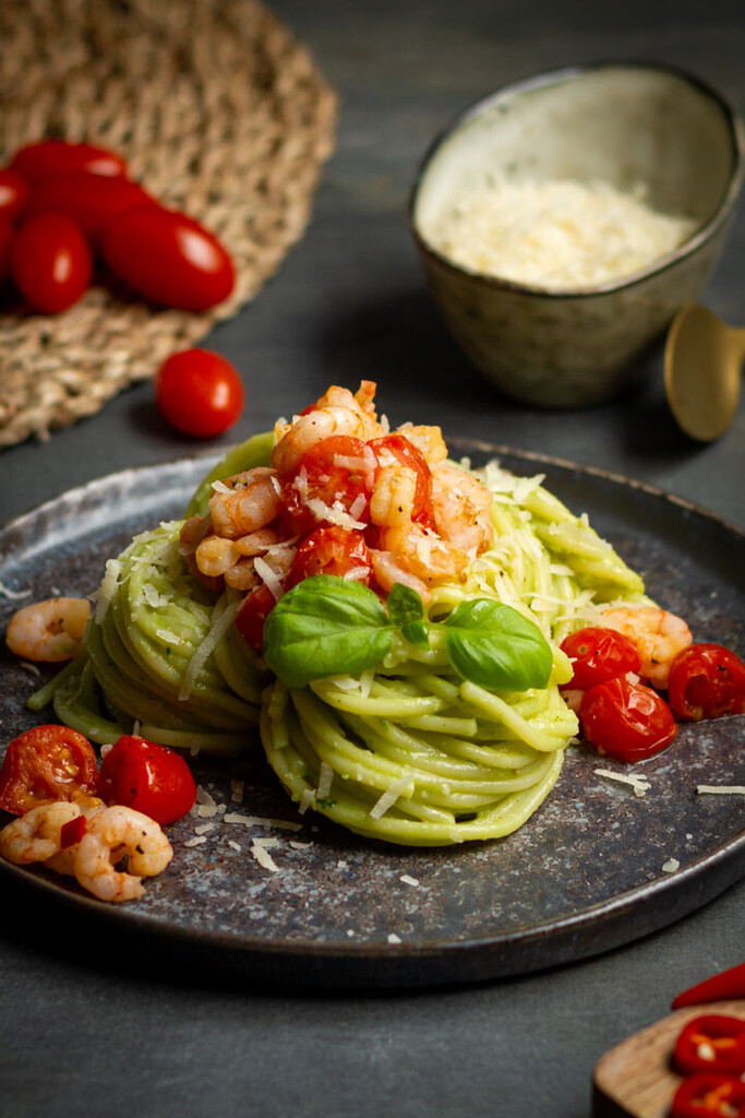Schnelle Pasta mit Garnelen und Avocado-Pesto - ein einfaches 20-Minuten-Rezept für den Feierabend.