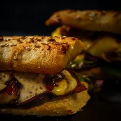 Camembert Sandwich mit Bacon und karamellisierten Zwiebeln Camembert Sandwich