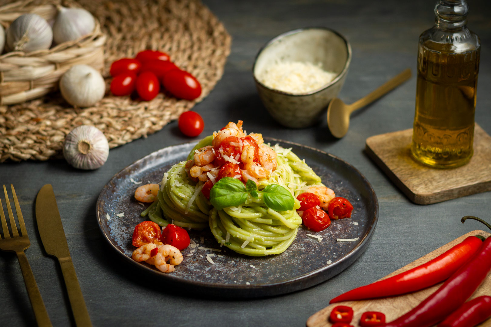Pasta mit Garnelen und Avocado-Pesto