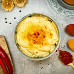 Cremiger veganer Curry Dip in einer kleinen Schale, serviert als würziger Dip zu Snacks, Brot oder Gemüse.