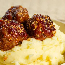 Vietnamesische Meat Balls mit Kartoffelstampf in 45 Minuten Saftig glasierte vietnamesische Meat Balls mit Kartoffelstampf in einer Schale, garniert mit Sesam.