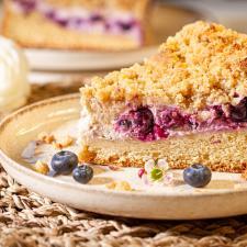 Veganer Blaubeer Streuselkuchen: Fluffiger Hefeteig trifft fruchtige Beeren