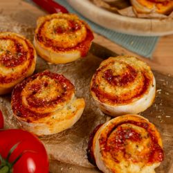 Pizzaschnecken mit Tomate und Schinken selber backen Pizzaschnecken