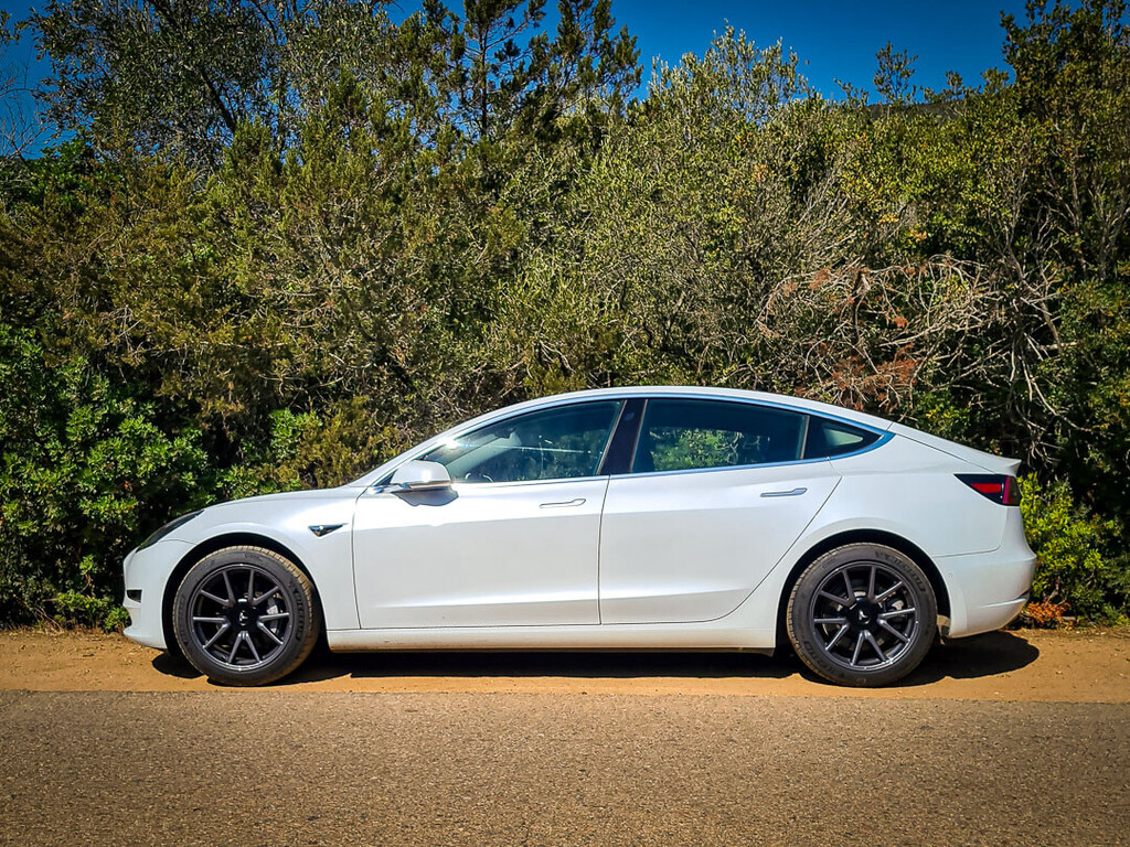 Tesla Model 3 auf Korsika