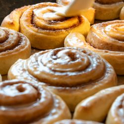 Cinnamon Rolls - Fluffige Zimtschnecken mit cremigem Frischkäse-Frosting Cinnamon Rolls