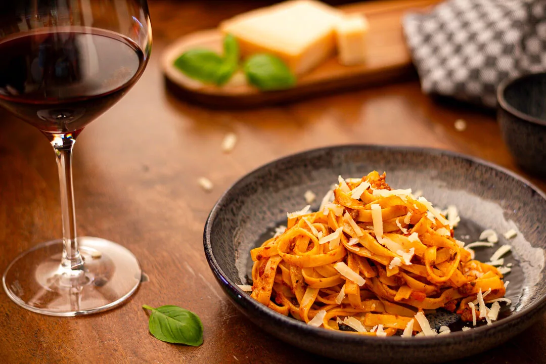 Aromatisches Ragù alla Bolognese mit Hackfleisch, Tomaten, Gemüse und Kräutern, serviert zu Pasta.