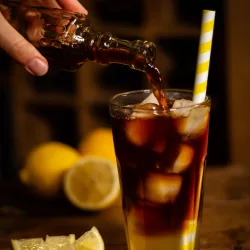 Erfrischende Zitronen-Kaffeelimonade mit Eiswürfeln, Zitronenscheiben und Kaffee in einem Glas serviert.