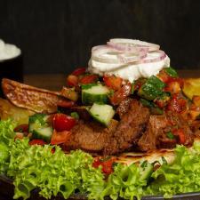 Lamm Kebab à la Corse mit erfrischendem Tomaten-Minze-Salat