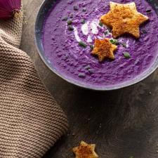 Winterliche Rotkohlsuppe mit Zimtcroûtons