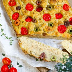 Italienische Focaccia alla Genovese mit Kirschtomaten und Oliven Focaccia alla Genovese