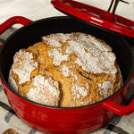 Rustikales Brot aus dem Gusseisentopf