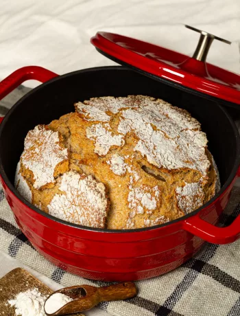 Rustikales Brot aus dem Gusseisentopf