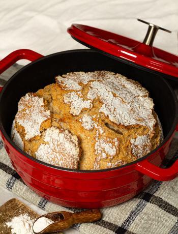Rustikales Brot aus dem Gusseisentopf