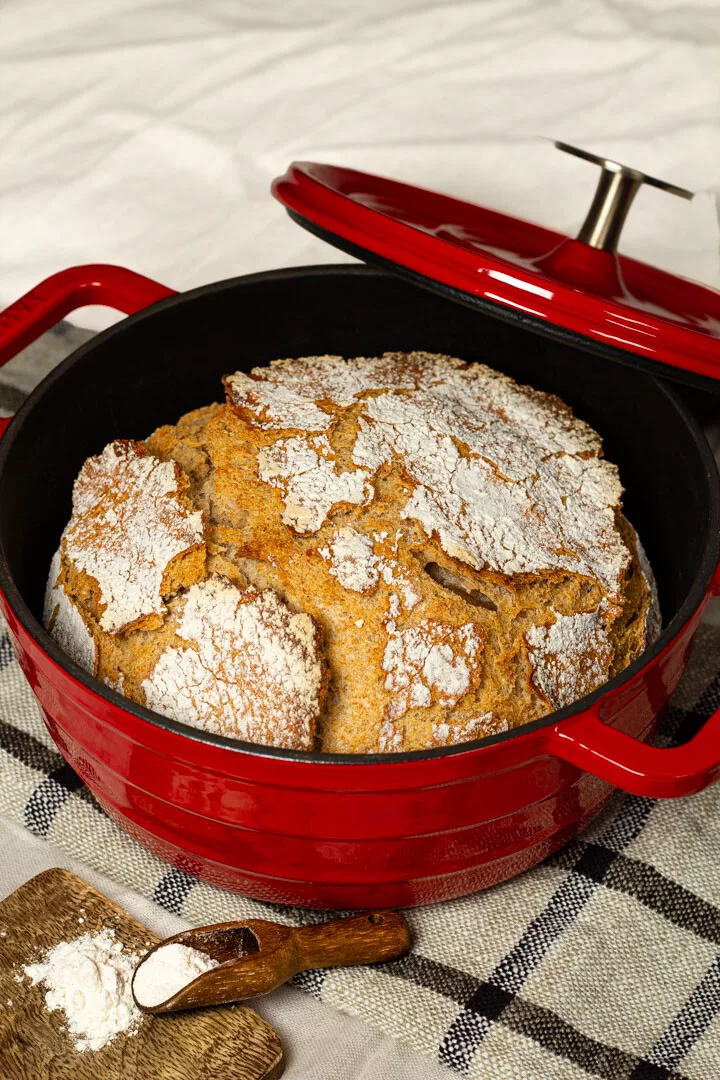 Rustikales Brot aus dem Gusseisentopf