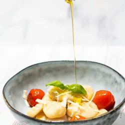 Original Gnocchi selber machen: Rezept für Gnocchi di Patate alla Piemontese Gekochte Gnocchi di Patate alla Piemontese serviert auf einem Teller, nah fotografiert.
