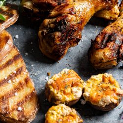 Gegrillte Chicken-Drumsticks mit gefüllten Pilzen und Kartoffeln Gegrille Chicken Drumsticks
