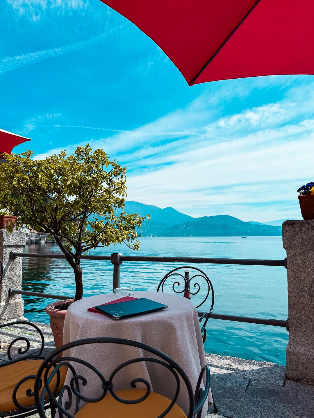 Cannero Riviera am Lago Maggiore mit mediterranem Flair, italienischer Architektur und malerischer Urlaubsstimmung am See.