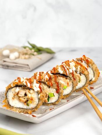 Crispy Sushi Rolls mit Teriyaki-Chicken