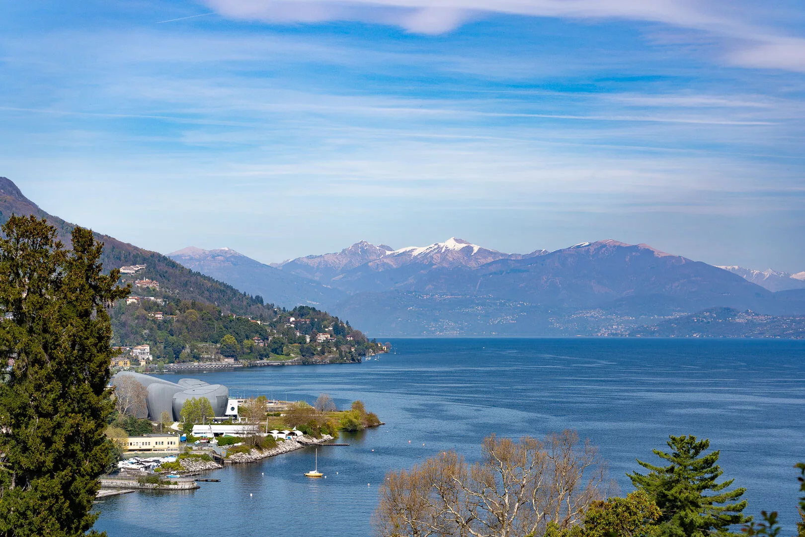 Urlaub am Lago Maggiore. Blick auf Verbania am Lago Maggiore mit italienischem Urlaubsflair, Seepromenade und malerischer Umgebung im Piemont.