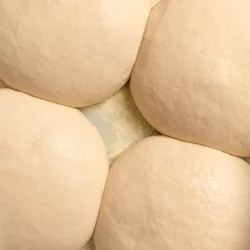 Original neapolitanischer Pizzateig: Die Anleitung für den perfekten, luftigen Rand wie in Neapel Neapolitanische Pizza mit luftigem, goldbraunem Rand und frischem Belag auf einem rustikalen Untergrund.
