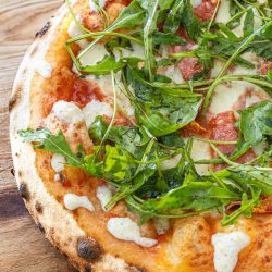 Pizza Salami mit Parmesancreme und Rucola
