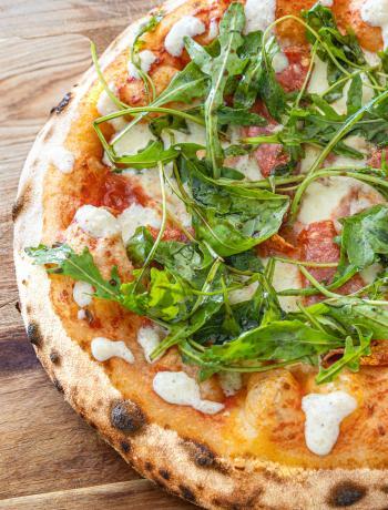 Pizza Salami mit Parmesancreme und Rucola