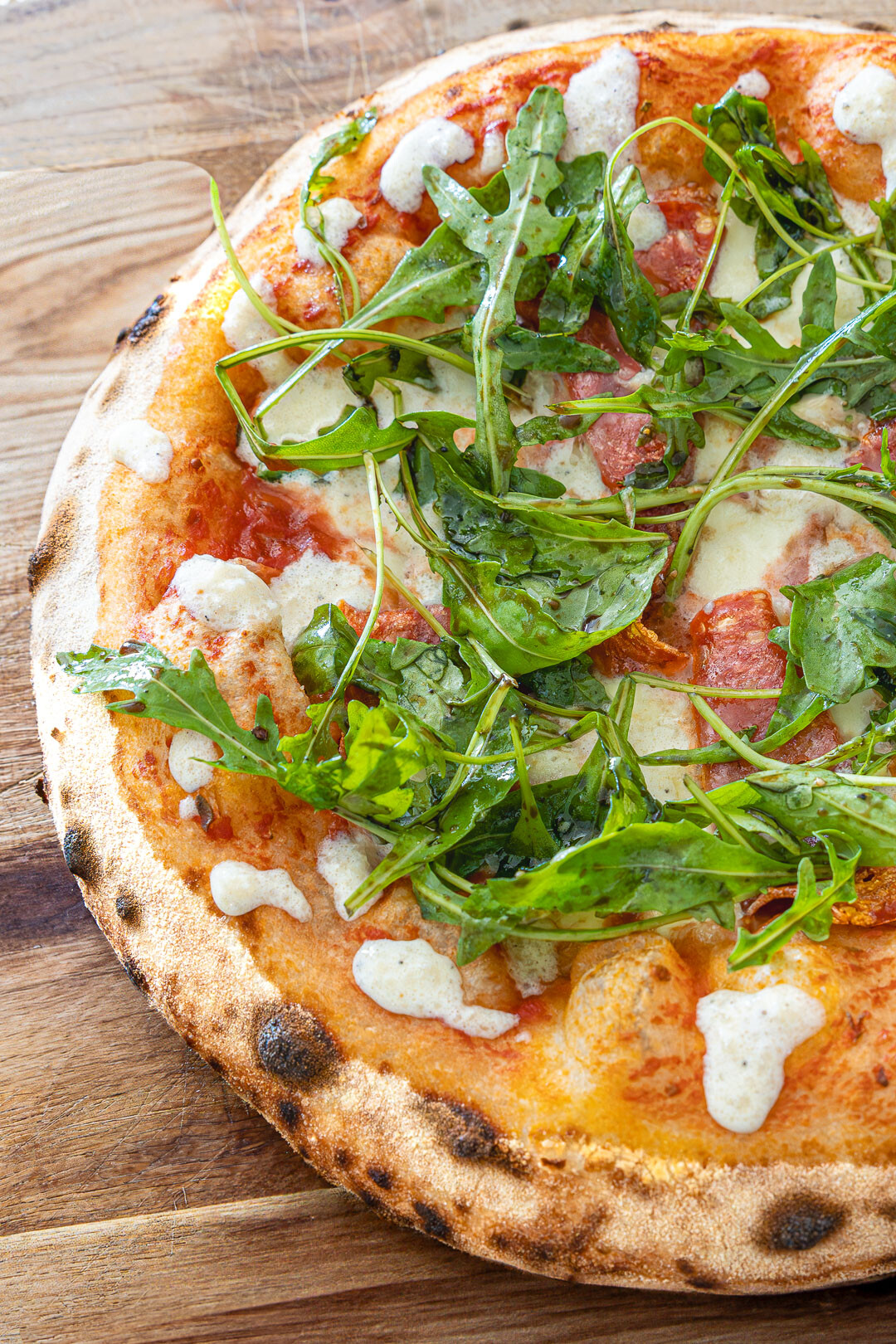 Pizza Salami mit Parmesancreme und Rucola