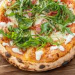 Pizza Salami mit Parmesancreme und Rucola