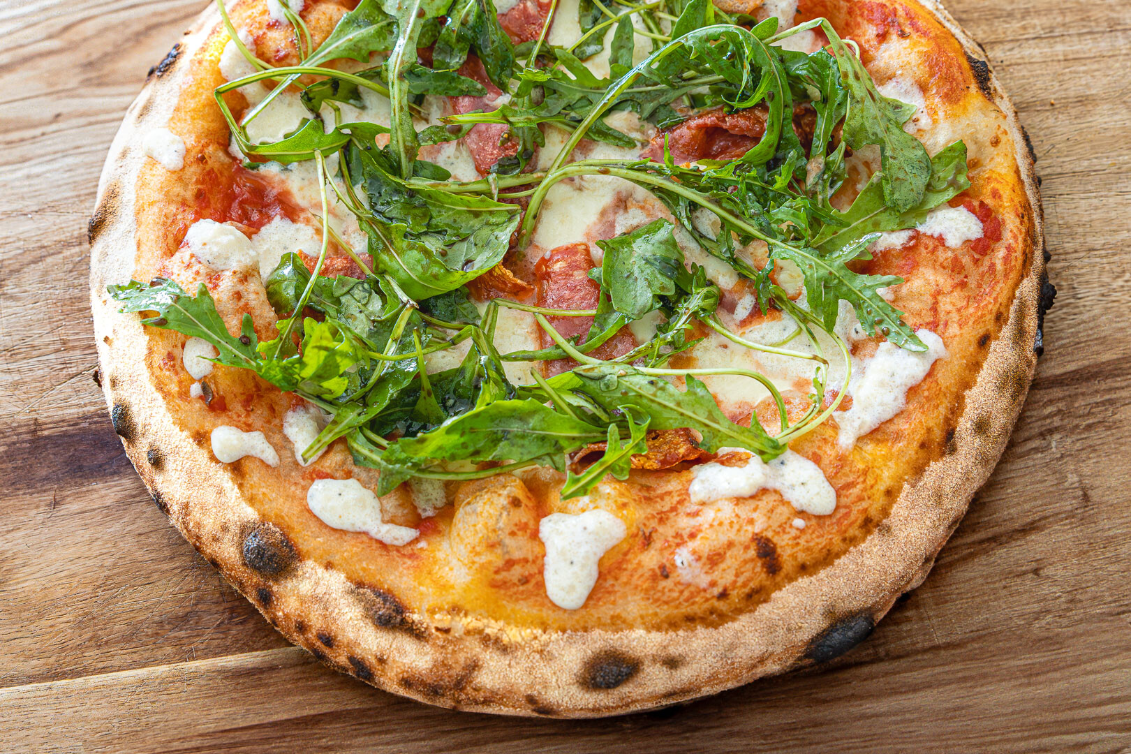 Pizza Salami mit Parmesancreme und Rucola