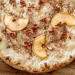 Süße Pizza mit karamellisierter Birne, Nüssen und Zimt