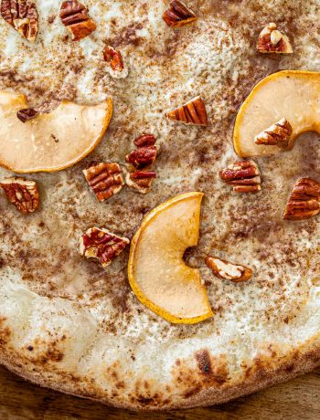 Süße Pizza mit karamellisierter Birne, Nüssen und Zimt