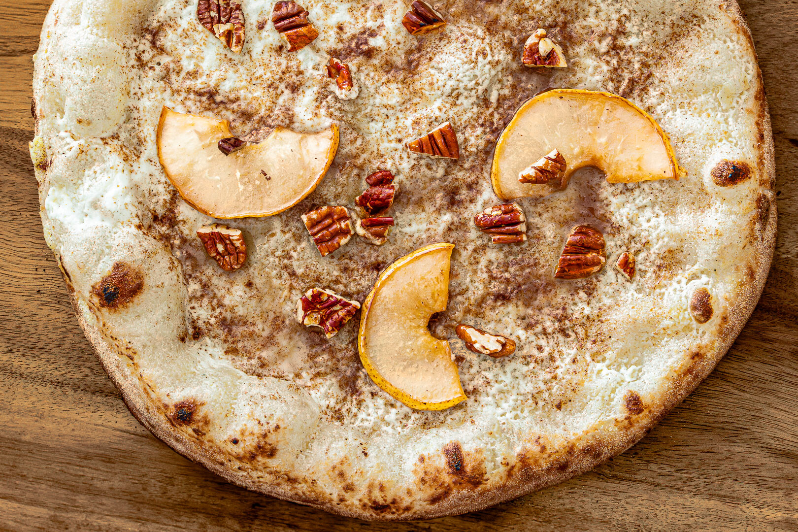 Süße Pizza mit karamellisierter Birne, Nüssen und Zimt