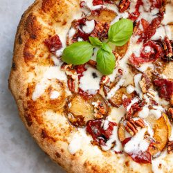 Pizza Bianca alla Adele: Rezept mit Bresaola & Birne Pizza Bianca alla Adele