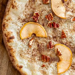Süße Pizza mit karamellisierter Birne, Nüssen und Zimt Süße Pizza mit karamellisierter Birne, Nüssen und Zimt