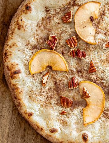 Süße Pizza mit karamellisierter Birne, Nüssen und Zimt