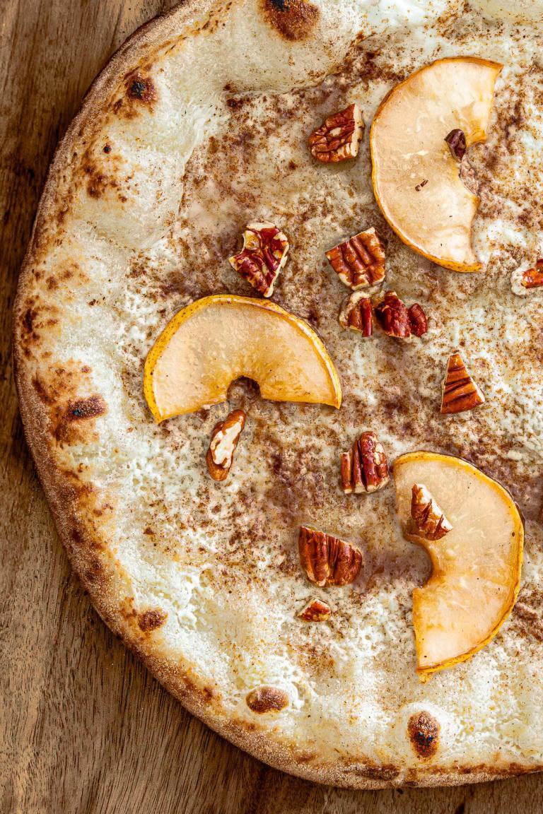 Süße Pizza mit karamellisierter Birne, Nüssen und Zimt