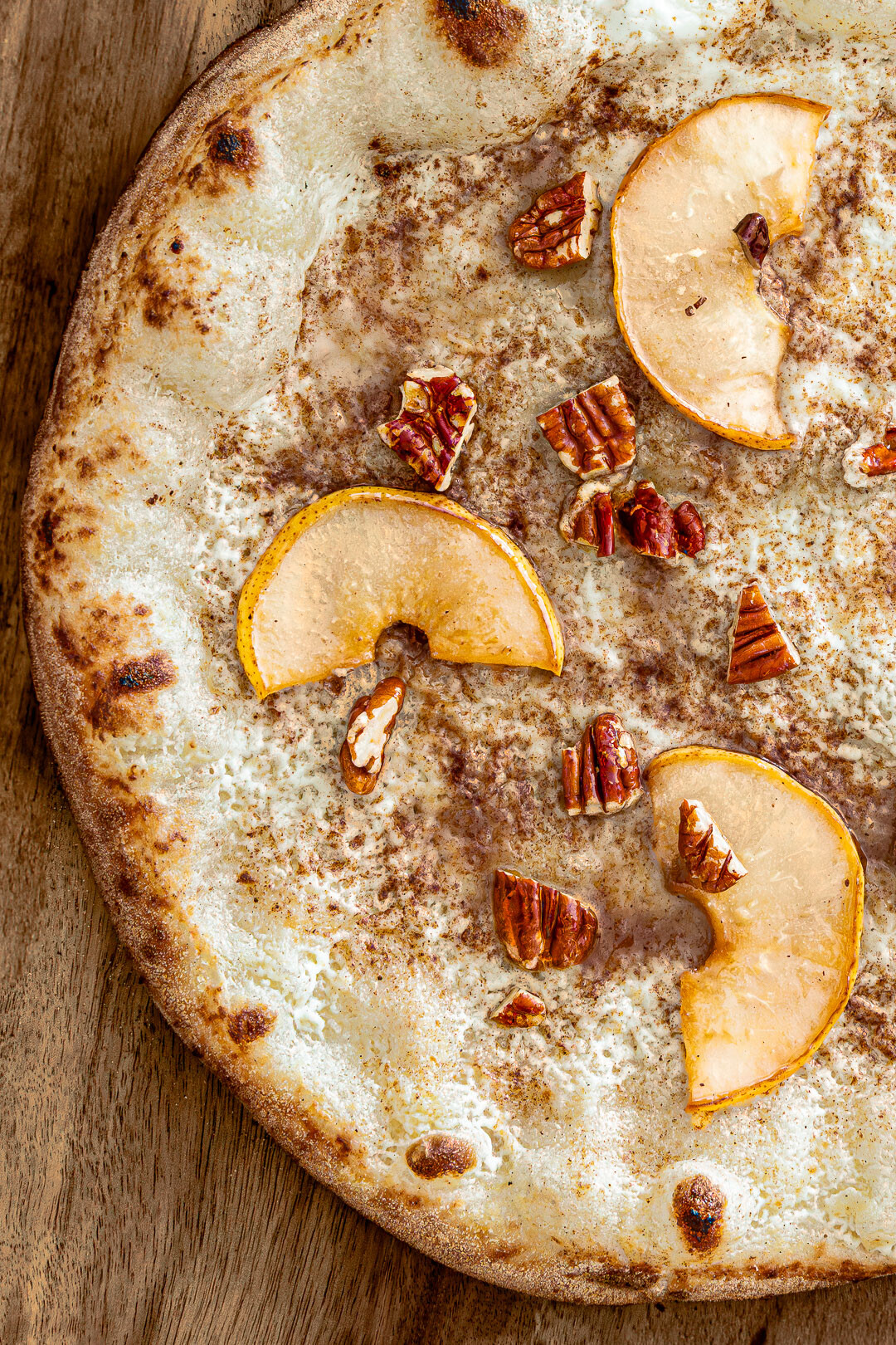 Süße Pizza mit karamellisierter Birne, Nüssen und Zimt Süße Pizza mit karamellisierter Birne, Nüssen und Zimt