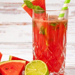 Wassermelonen-Basilikum-Limonade: Das erfrischendste Sommer-Rezept Erfrischende Wassermelonen-Basilikum-Limonade
