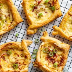 Baked Potato Danish Pastries – Gefülltes Kopenhagener Gebäck mit Kartoffel und Käse Baked Potato Danishes – Kopenhagener Gebäck