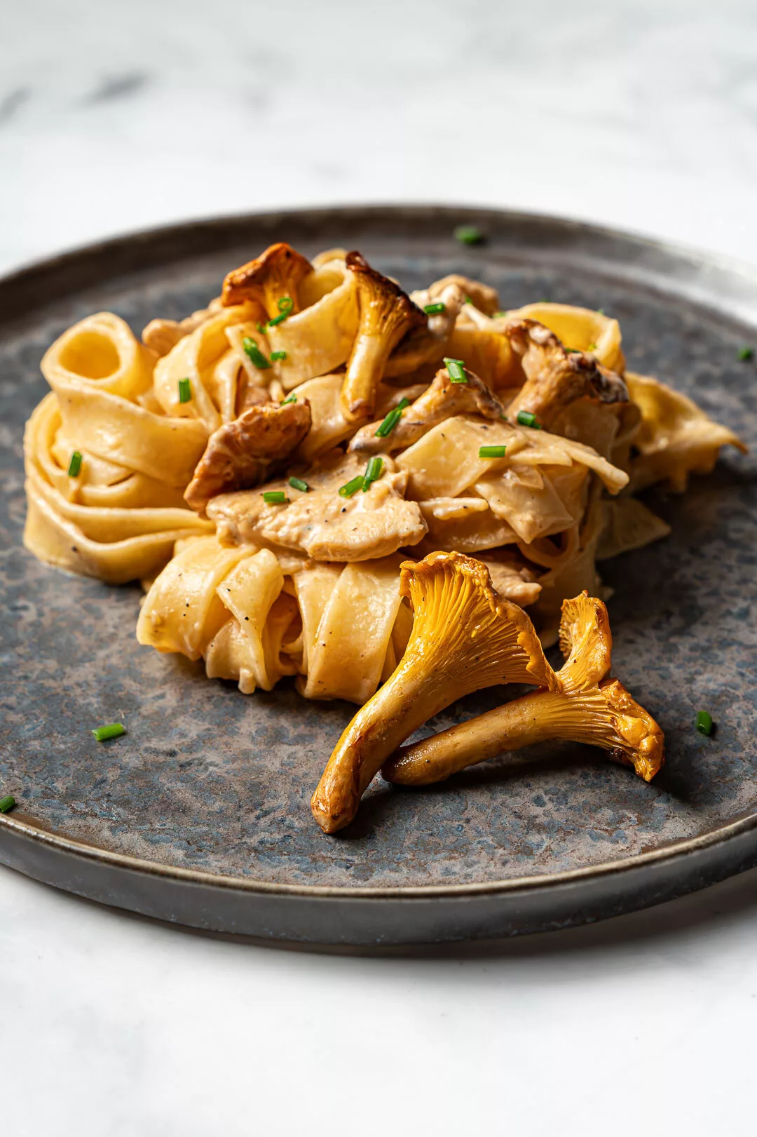 Putengeschnetzeltes mit frischen Pfifferlingen und Bandnudeln