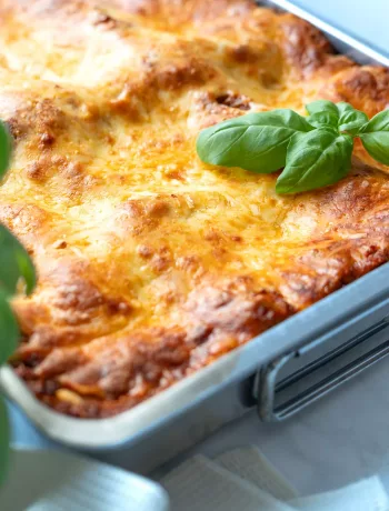 Traditionelle Lasagne al Forno mit Ragù alla Bolognese und Béchamelsauce