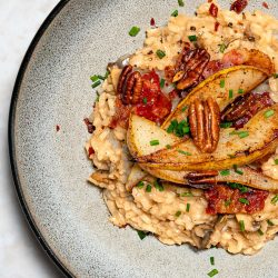 Pilzrisotto mit Bacon, karamellisierten Birnen und Nüssen