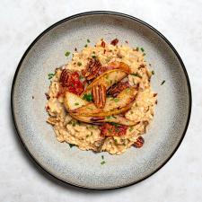 Pilzrisotto mit Bacon, karamellisierter Birne und Nüssen