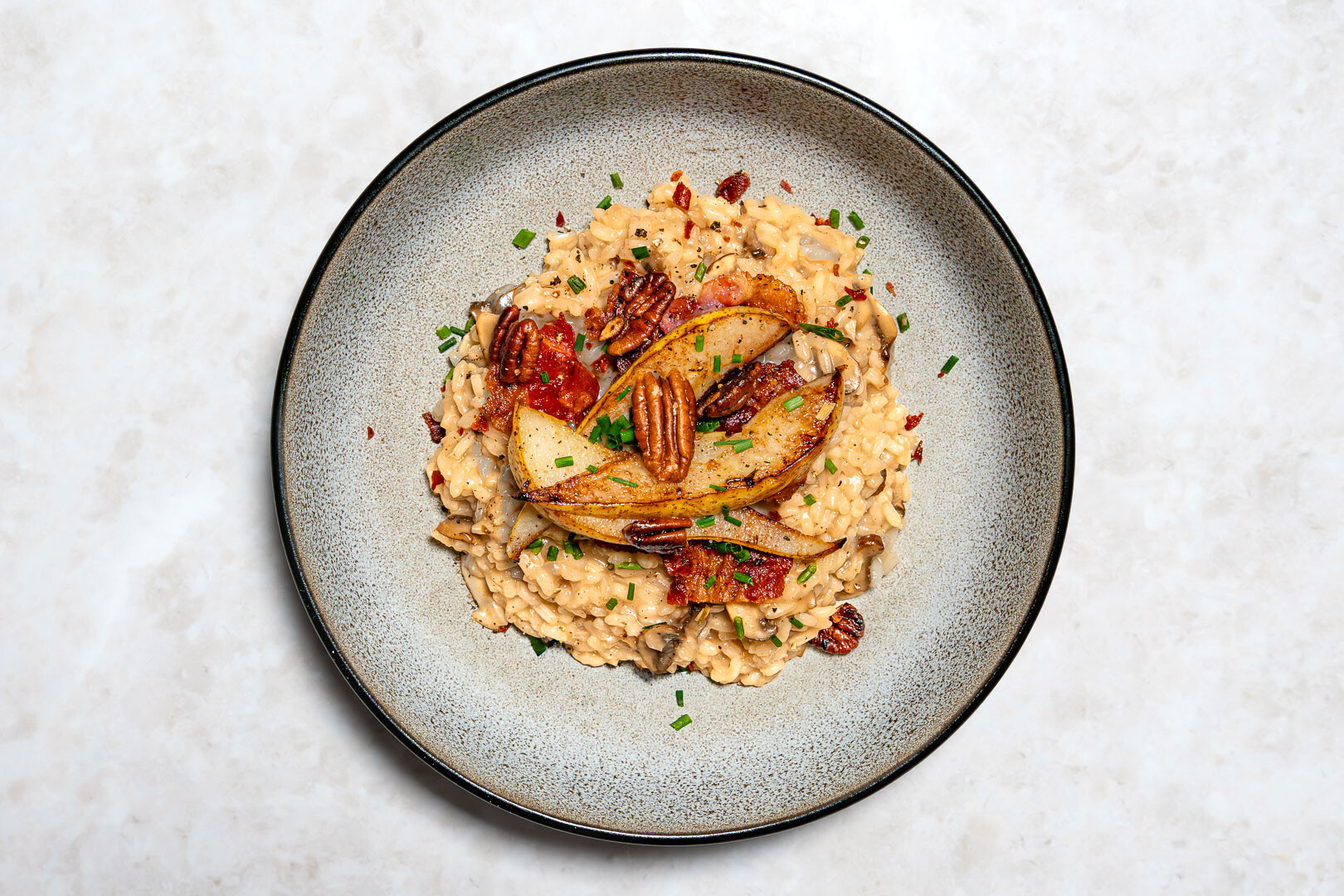 Pilzrisotto mit Bacon, karamellisierten Birnen und Nüssen