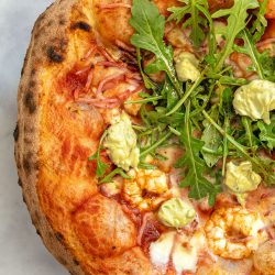 Surf'n Turf Pizza mit Garnelen, Schinken und Avocado-Creme