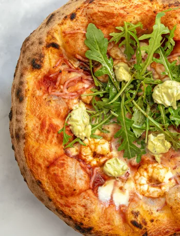 Surf'n Turf Pizza mit Garnelen, Schinken und Avocado-Creme