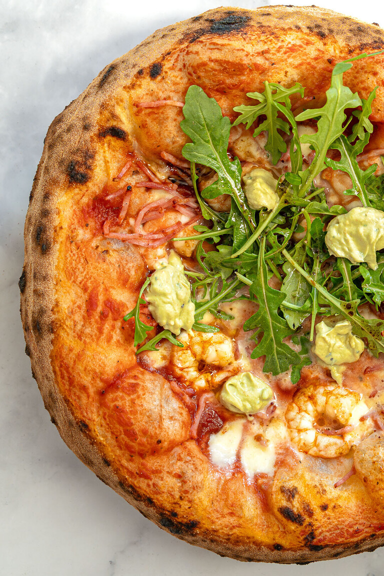 Surf'n Turf Pizza mit Garnelen, Schinken und Avocado-Creme