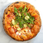 Surf'n Turf Pizza mit Garnelen, Schinken und Avocado-Creme